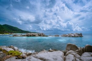 que faire aux Seychelles admirer les rochers et l’océan Indien