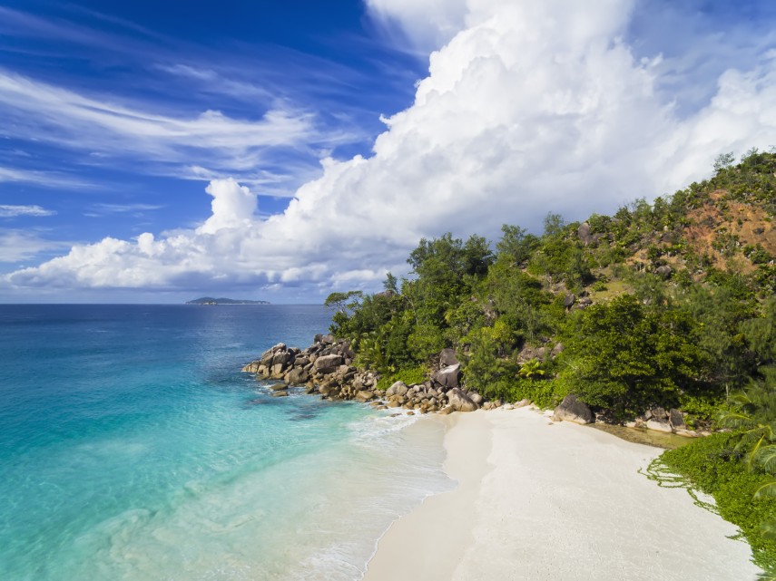 que faire aux Seychelles sur une plage paradisiaque de sable blanc