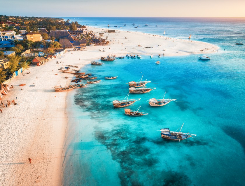 Vue aérienne de Zanzibar avec plage et bateaux traditionnels – Zanzibar pays dangereux